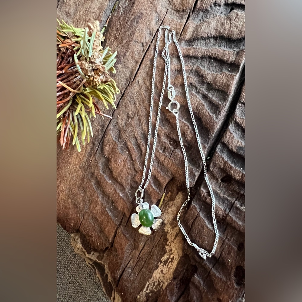 NWT BC Jade Necklace Green Flower Cabochon Pendant Italian Fígaro Chain 18”
